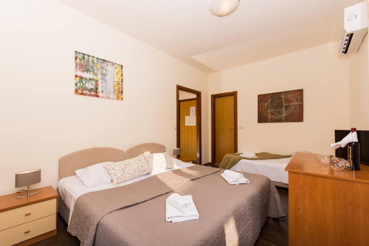 Vila Liza Bed and Breakfast Trogir Buitenkant foto